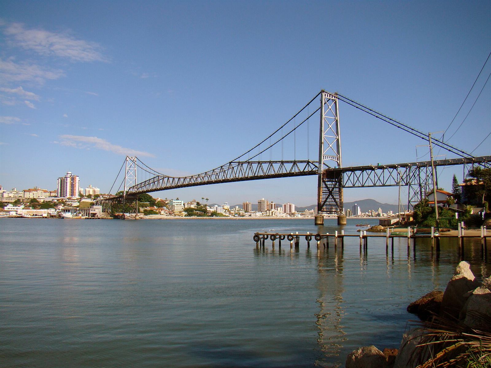 Ponte Hercílio Luz sobre a baía de Florianópolis, num dia de céu azul