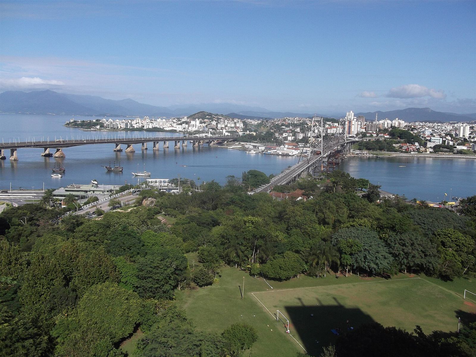 Vista do alto das pontes Colombo Salles e Hercílio Luz sobre a baía, ligando o continente à ilha de Florianópolis
